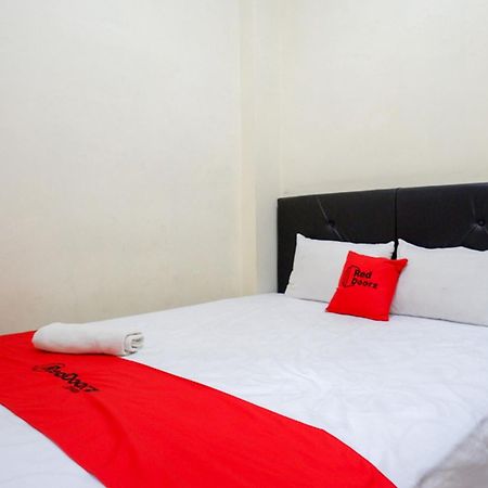 RedDoorz Syariah near Purwosari Train Station Hotel Surakarta  Bagian luar foto