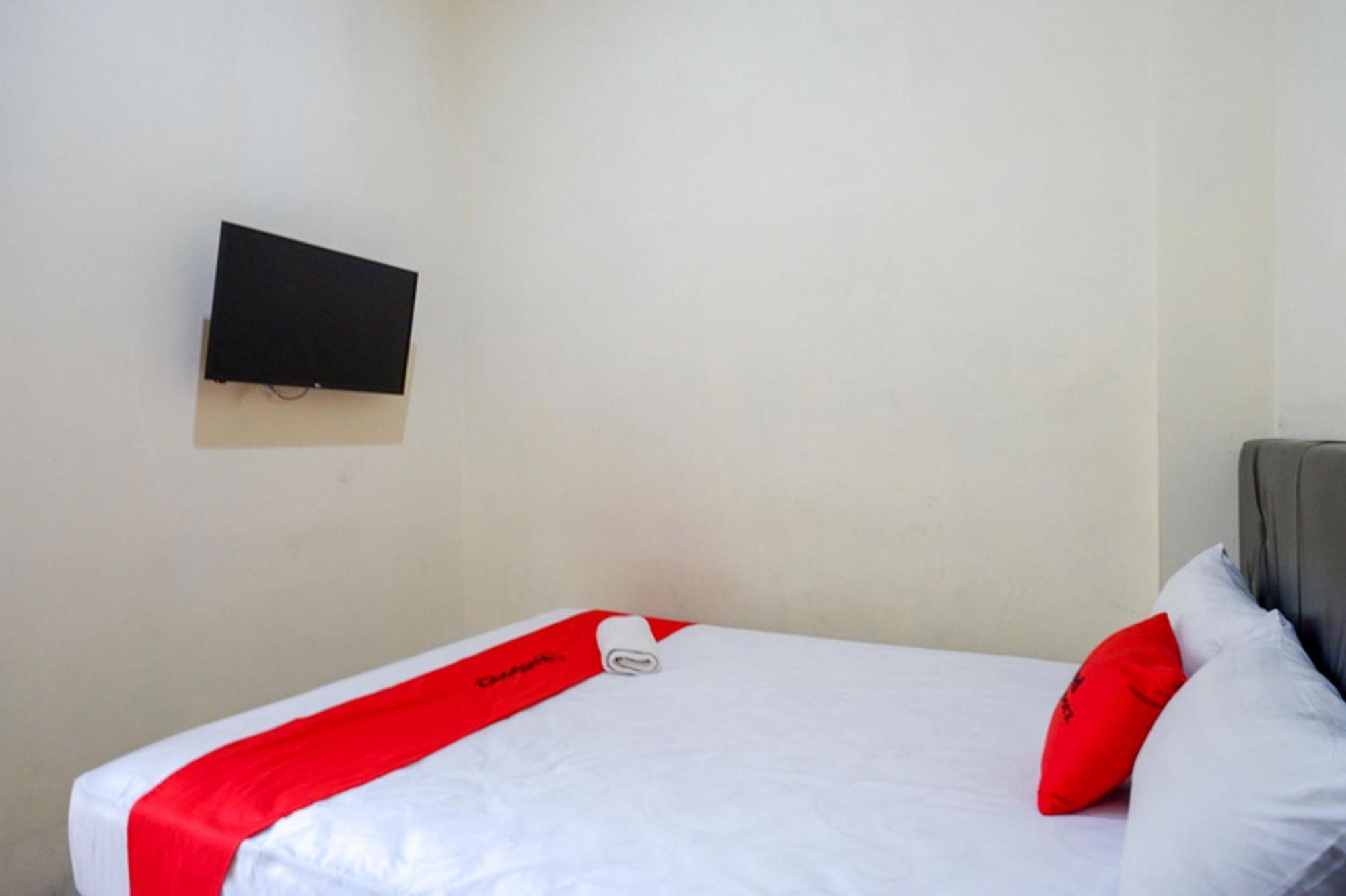 RedDoorz Syariah near Purwosari Train Station Hotel Surakarta  Bagian luar foto