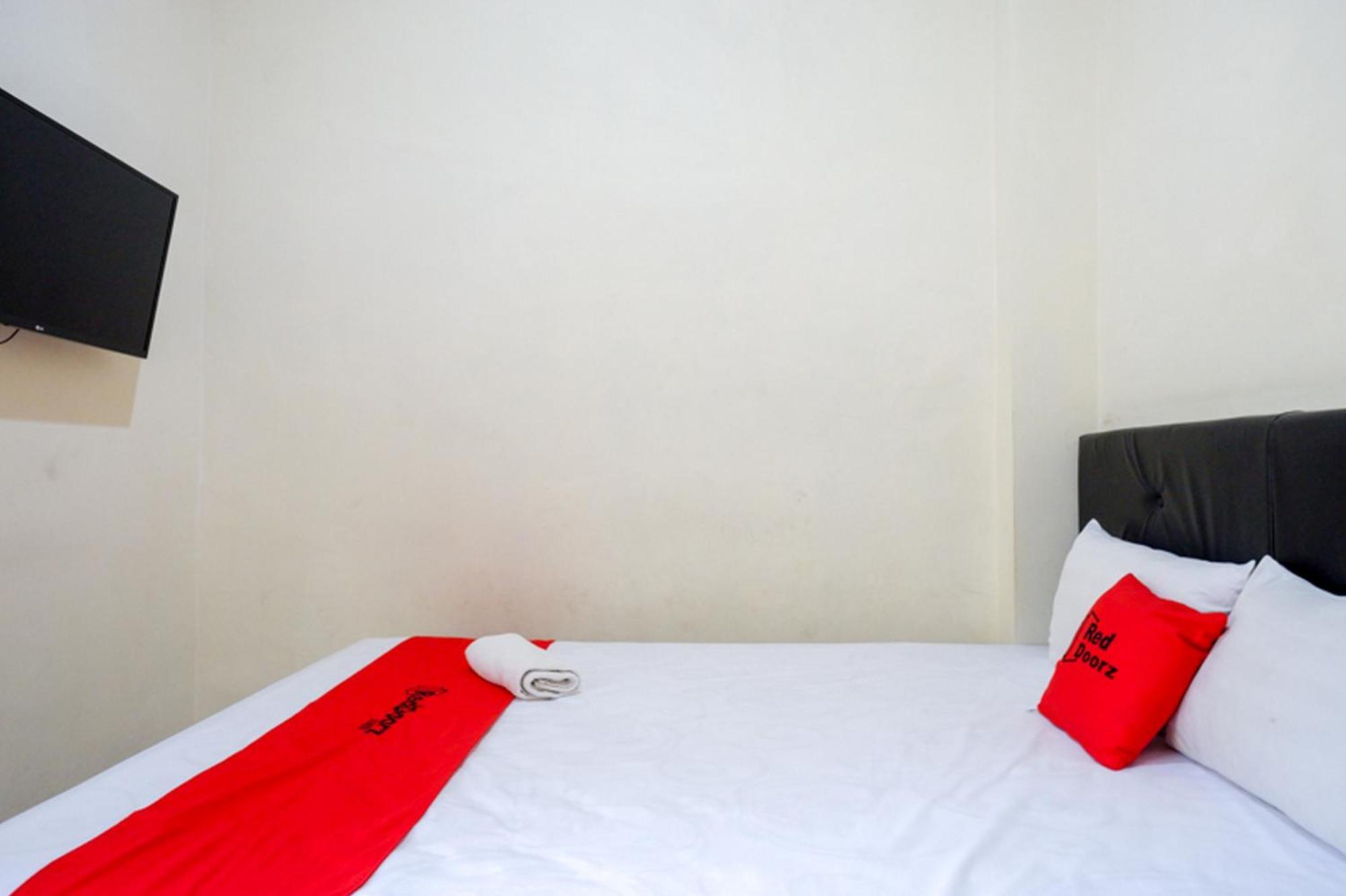 RedDoorz Syariah near Purwosari Train Station Hotel Surakarta  Bagian luar foto