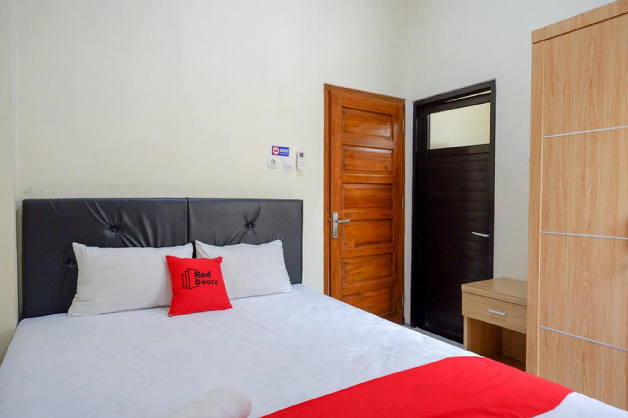 RedDoorz Syariah near Purwosari Train Station Hotel Surakarta  Bagian luar foto