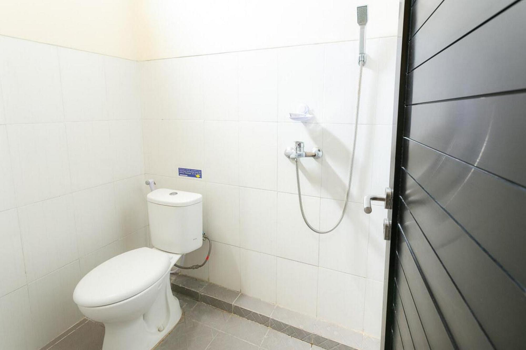 RedDoorz Syariah near Purwosari Train Station Hotel Surakarta  Bagian luar foto