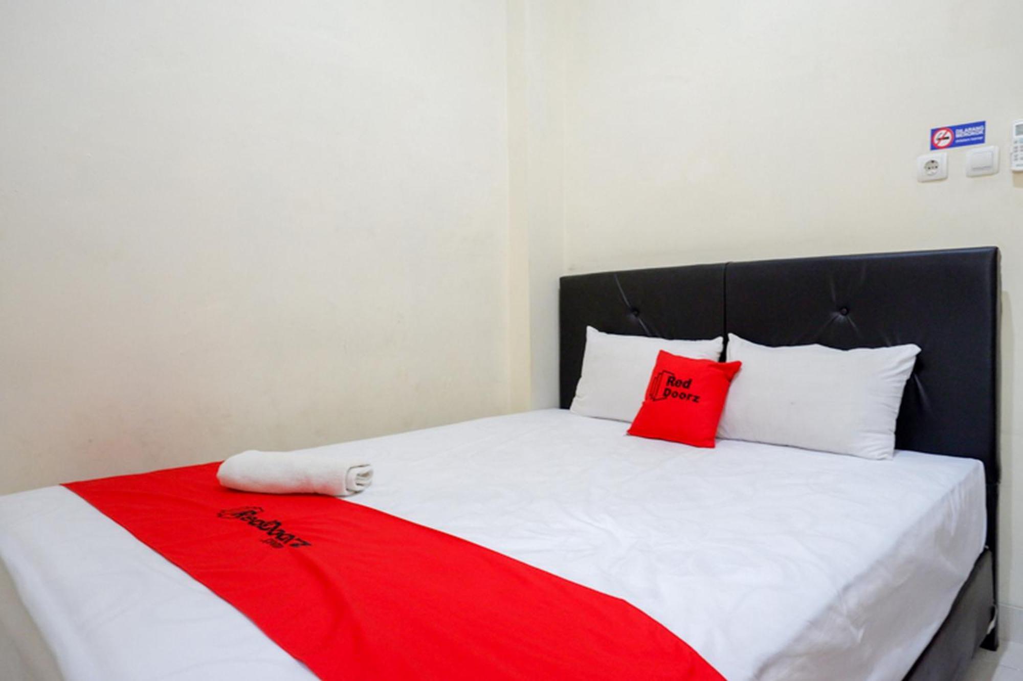 RedDoorz Syariah near Purwosari Train Station Hotel Surakarta  Bagian luar foto