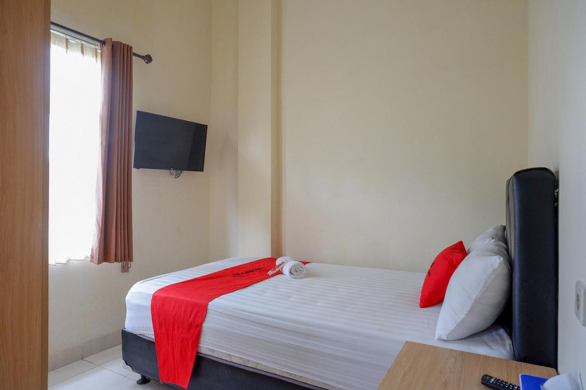 RedDoorz Syariah near Purwosari Train Station Hotel Surakarta  Bagian luar foto