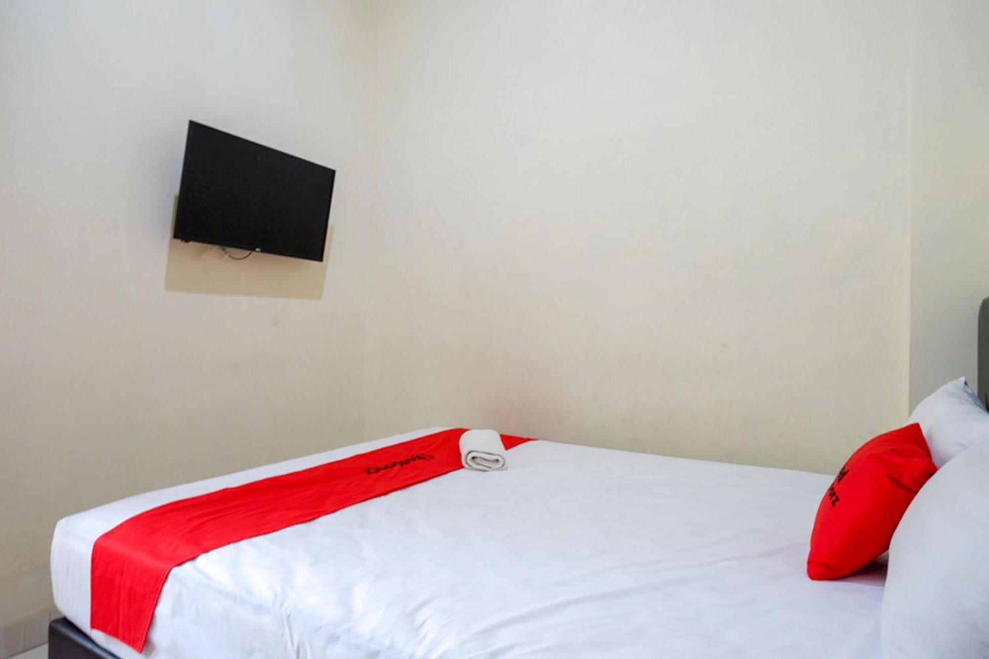 RedDoorz Syariah near Purwosari Train Station Hotel Surakarta  Bagian luar foto
