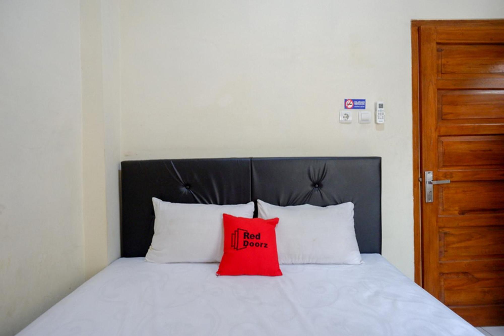 RedDoorz Syariah near Purwosari Train Station Hotel Surakarta  Bagian luar foto