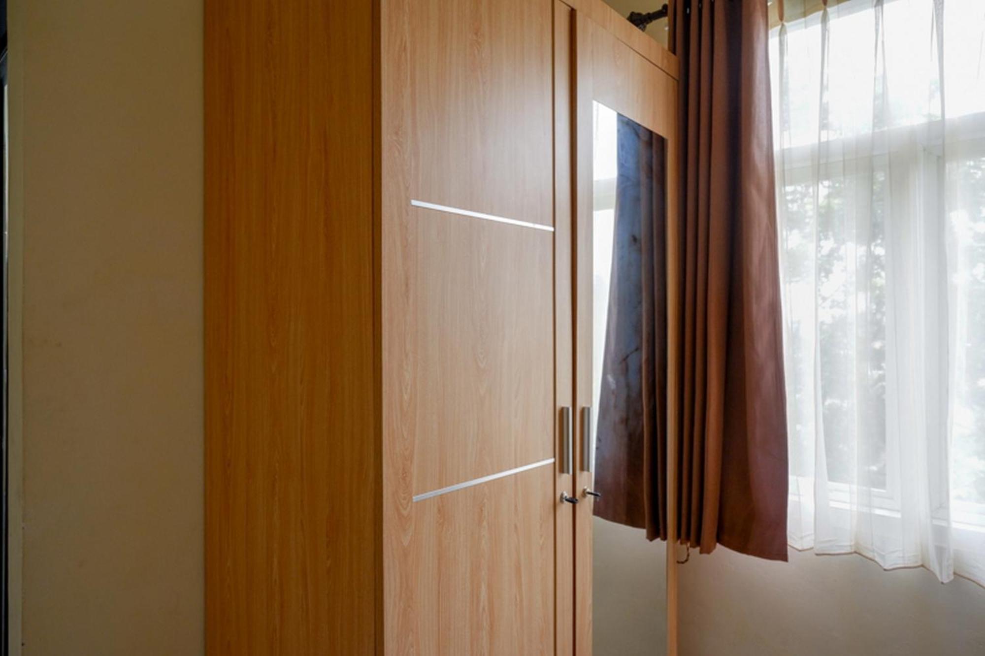 RedDoorz Syariah near Purwosari Train Station Hotel Surakarta  Bagian luar foto