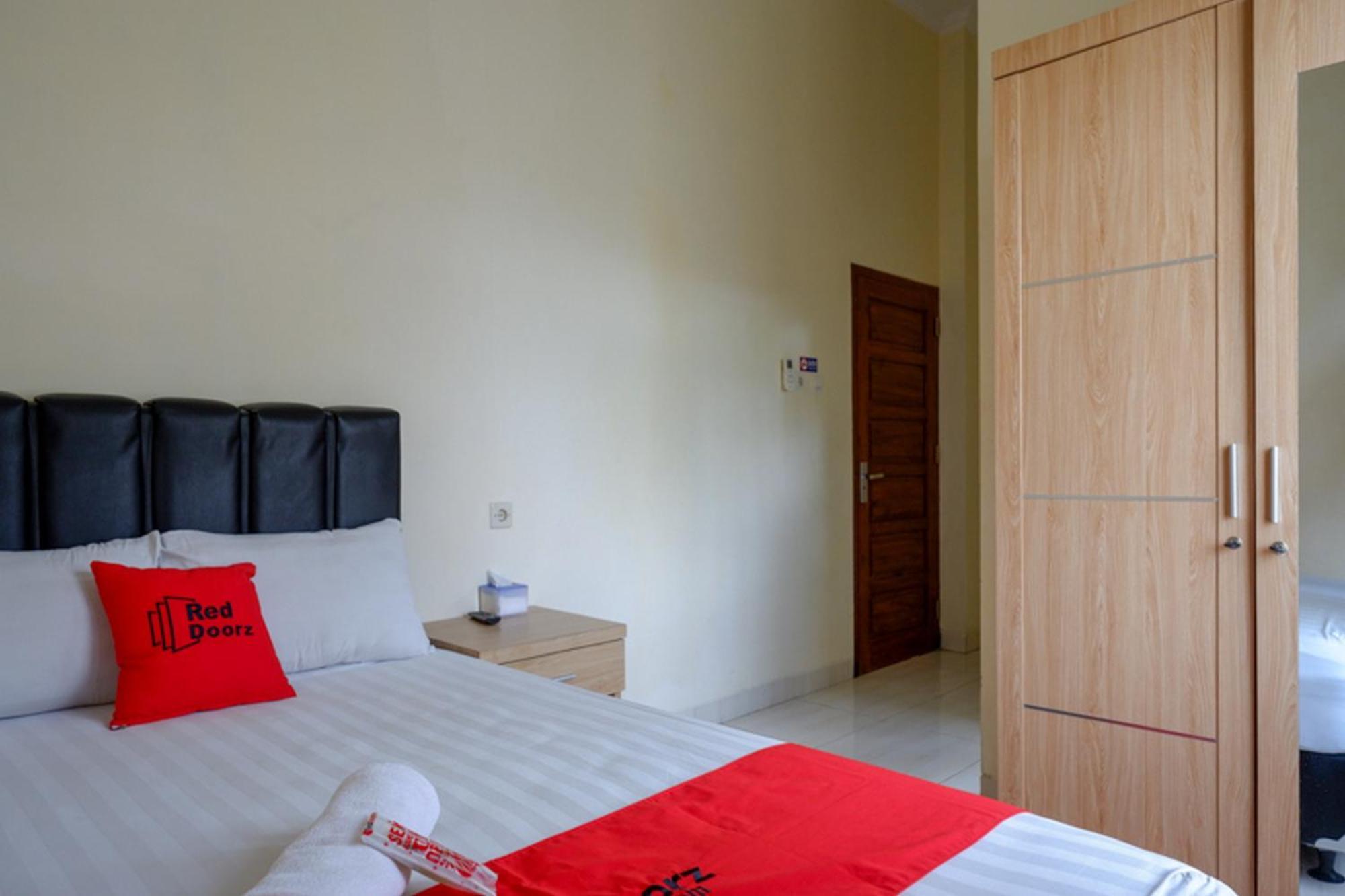 RedDoorz Syariah near Purwosari Train Station Hotel Surakarta  Bagian luar foto