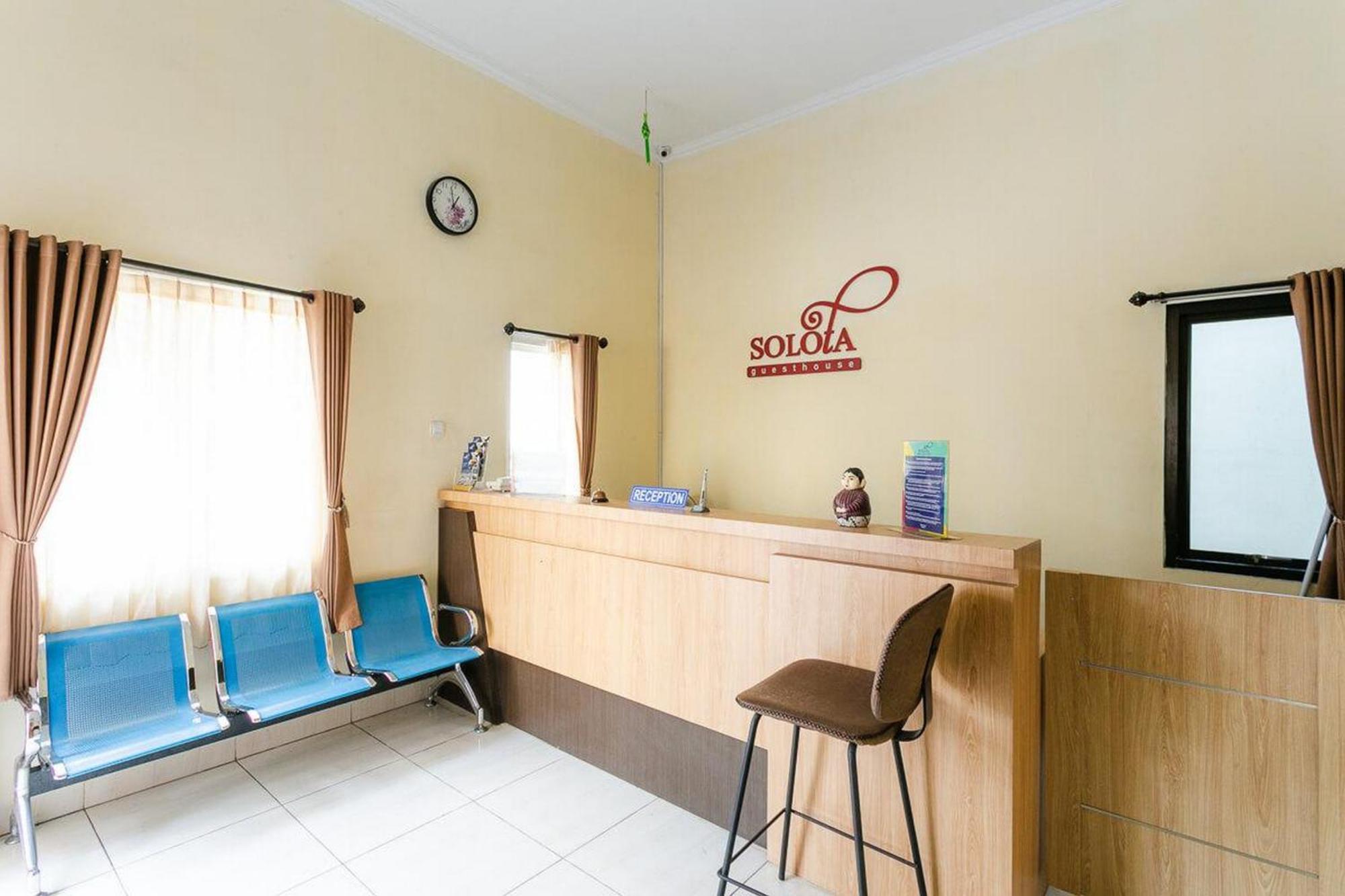 RedDoorz Syariah near Purwosari Train Station Hotel Surakarta  Bagian luar foto