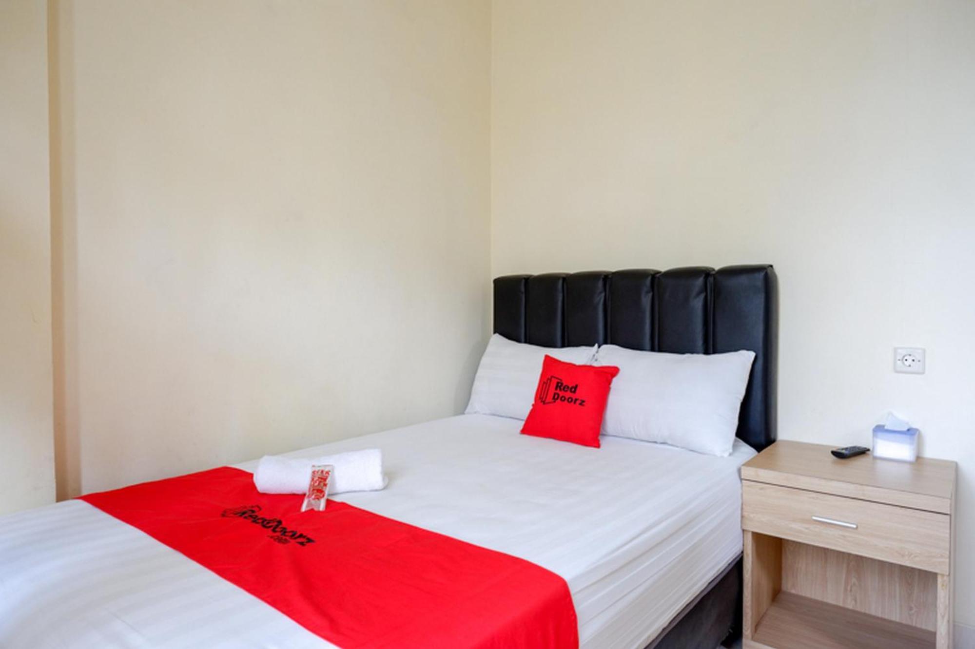 RedDoorz Syariah near Purwosari Train Station Hotel Surakarta  Bagian luar foto