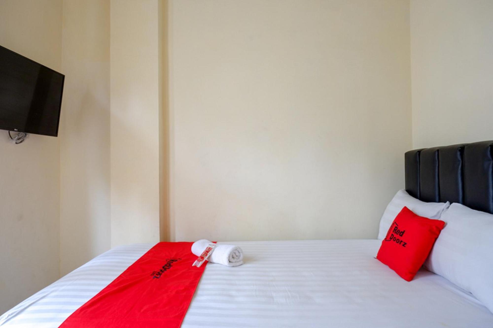 RedDoorz Syariah near Purwosari Train Station Hotel Surakarta  Bagian luar foto