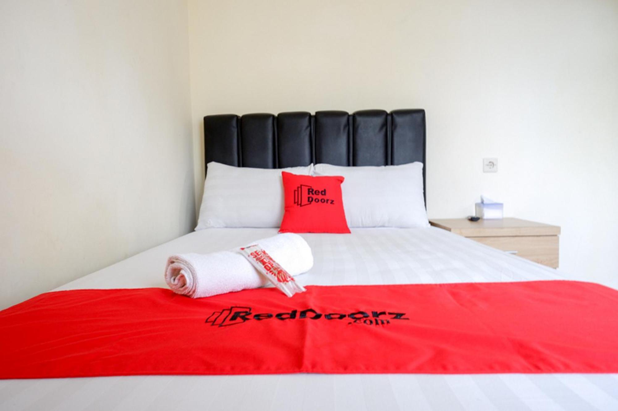 RedDoorz Syariah near Purwosari Train Station Hotel Surakarta  Bagian luar foto