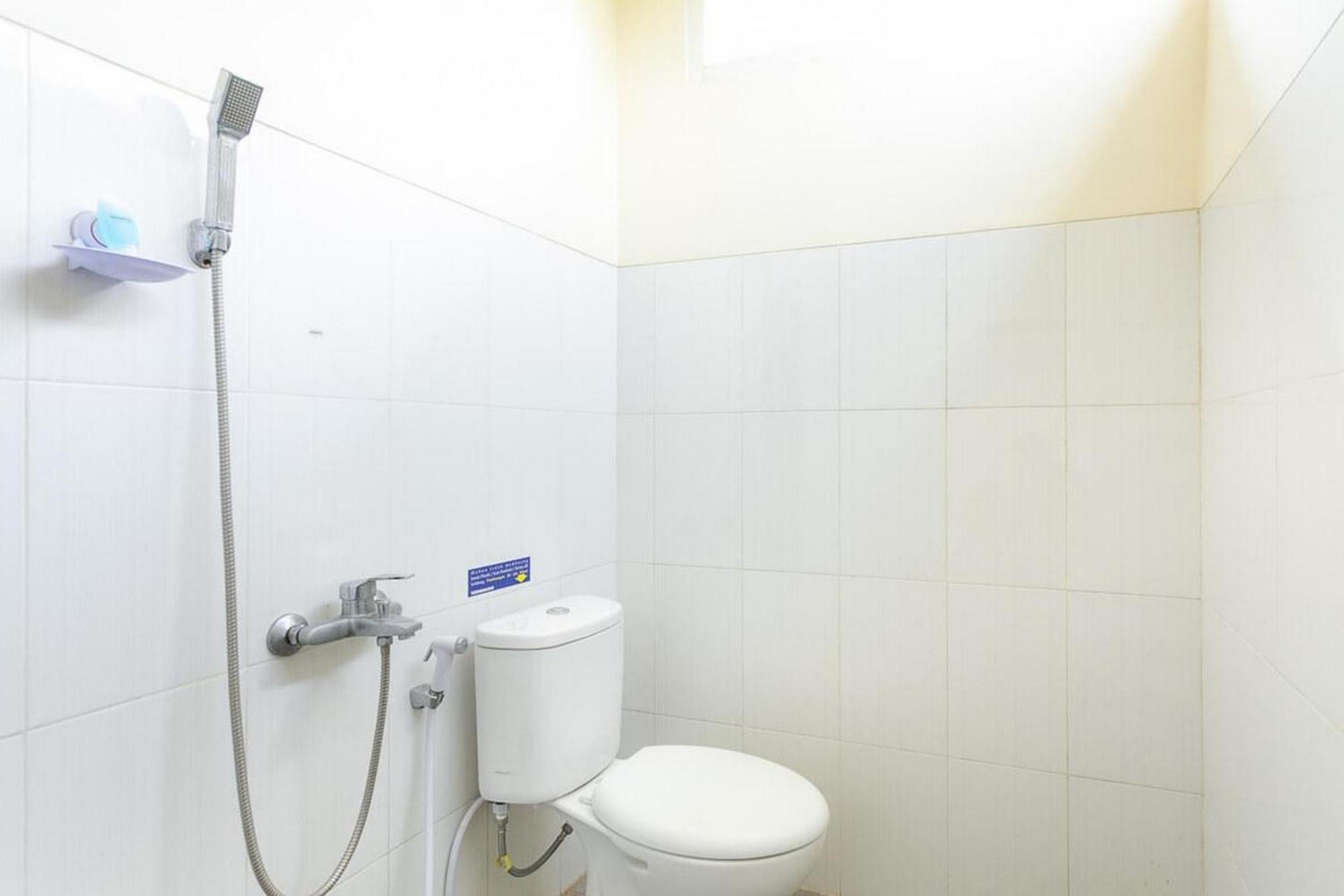 RedDoorz Syariah near Purwosari Train Station Hotel Surakarta  Bagian luar foto