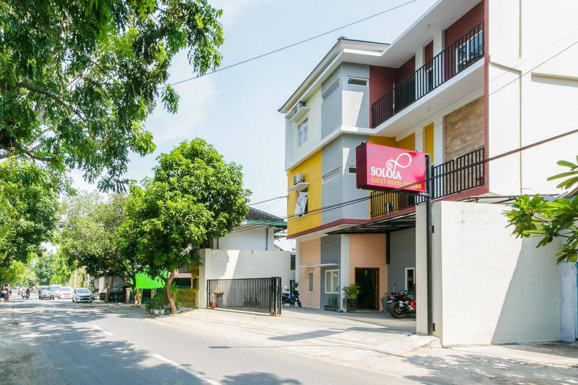 RedDoorz Syariah near Purwosari Train Station Hotel Surakarta  Bagian luar foto