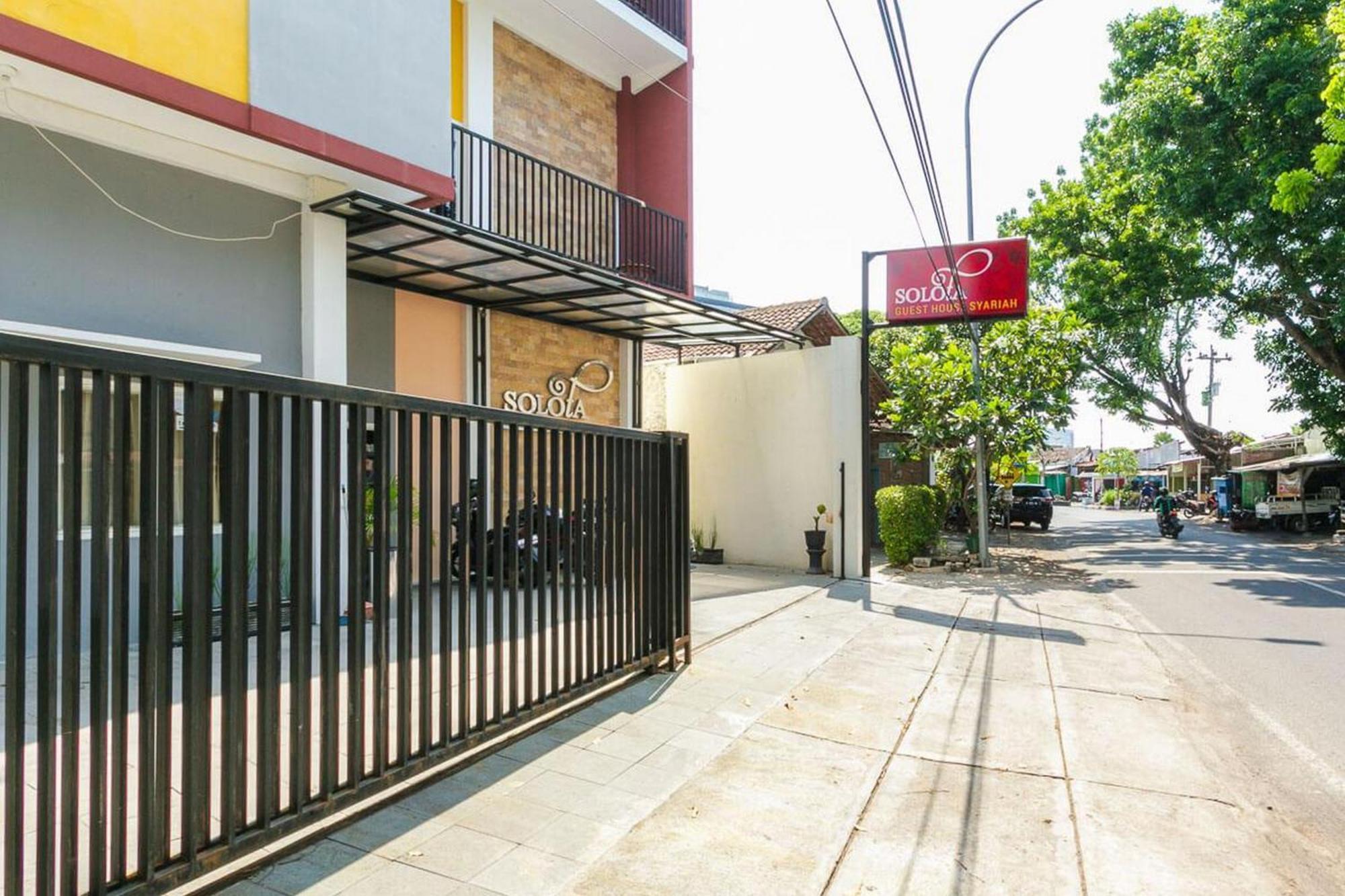 RedDoorz Syariah near Purwosari Train Station Hotel Surakarta  Bagian luar foto
