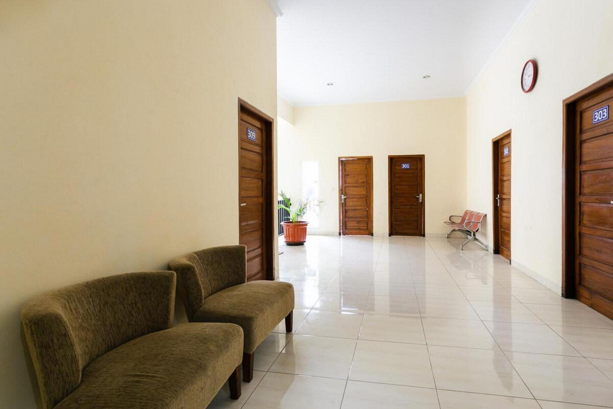 RedDoorz Syariah near Purwosari Train Station Hotel Surakarta  Bagian luar foto