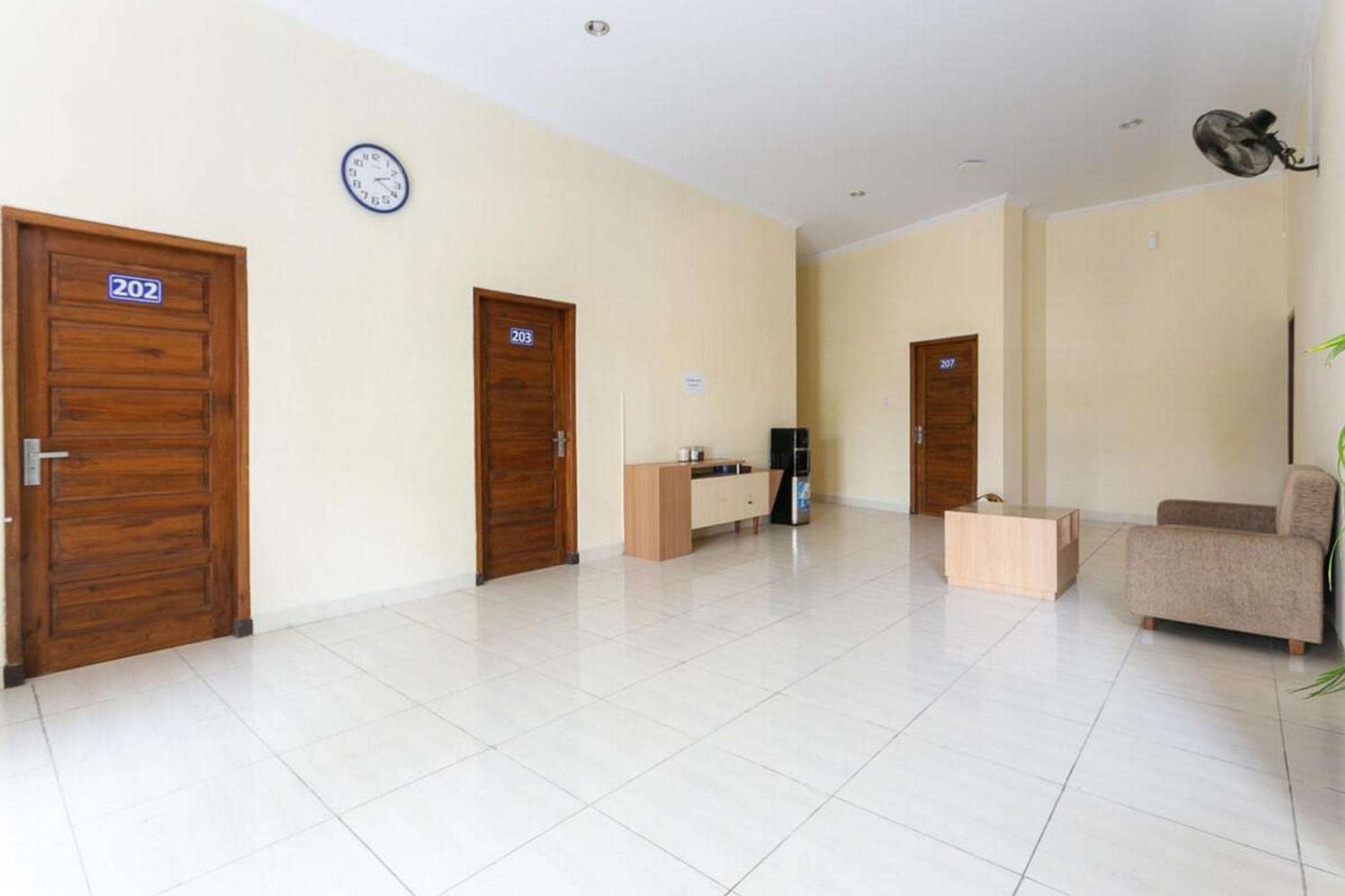 RedDoorz Syariah near Purwosari Train Station Hotel Surakarta  Bagian luar foto