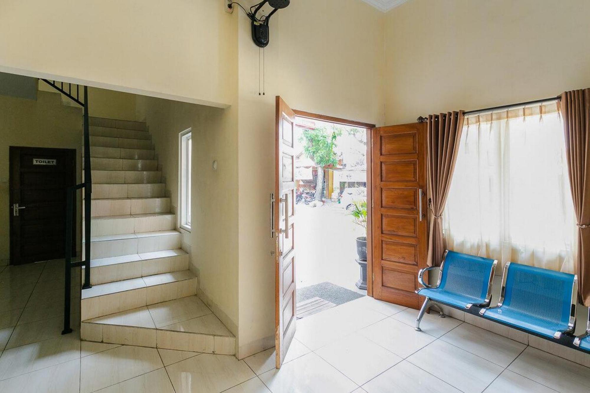 RedDoorz Syariah near Purwosari Train Station Hotel Surakarta  Bagian luar foto