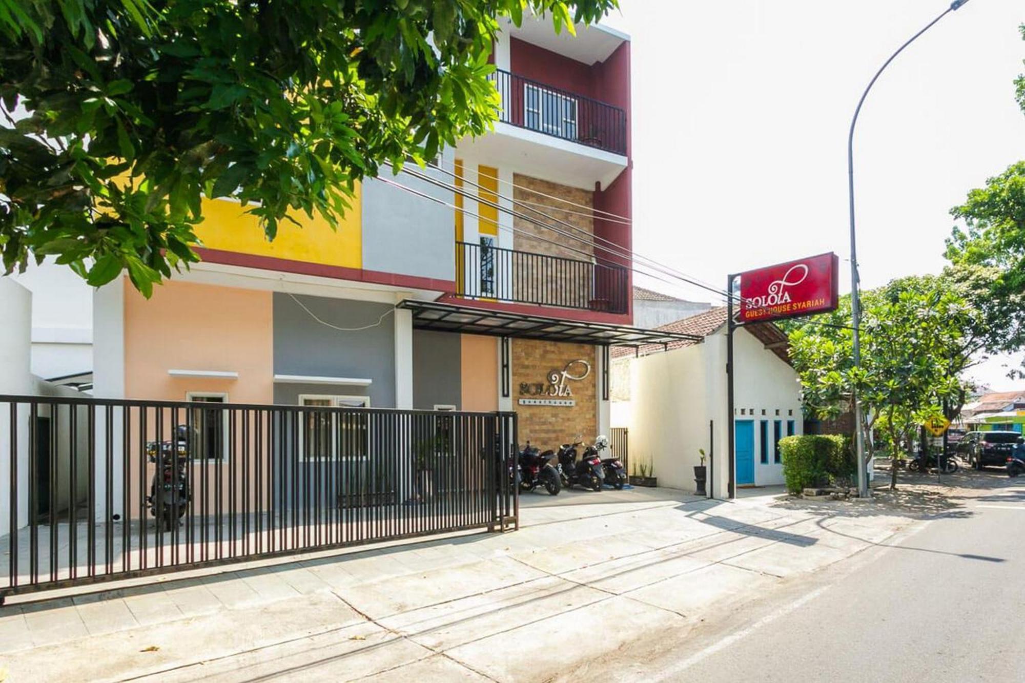 RedDoorz Syariah near Purwosari Train Station Hotel Surakarta  Bagian luar foto