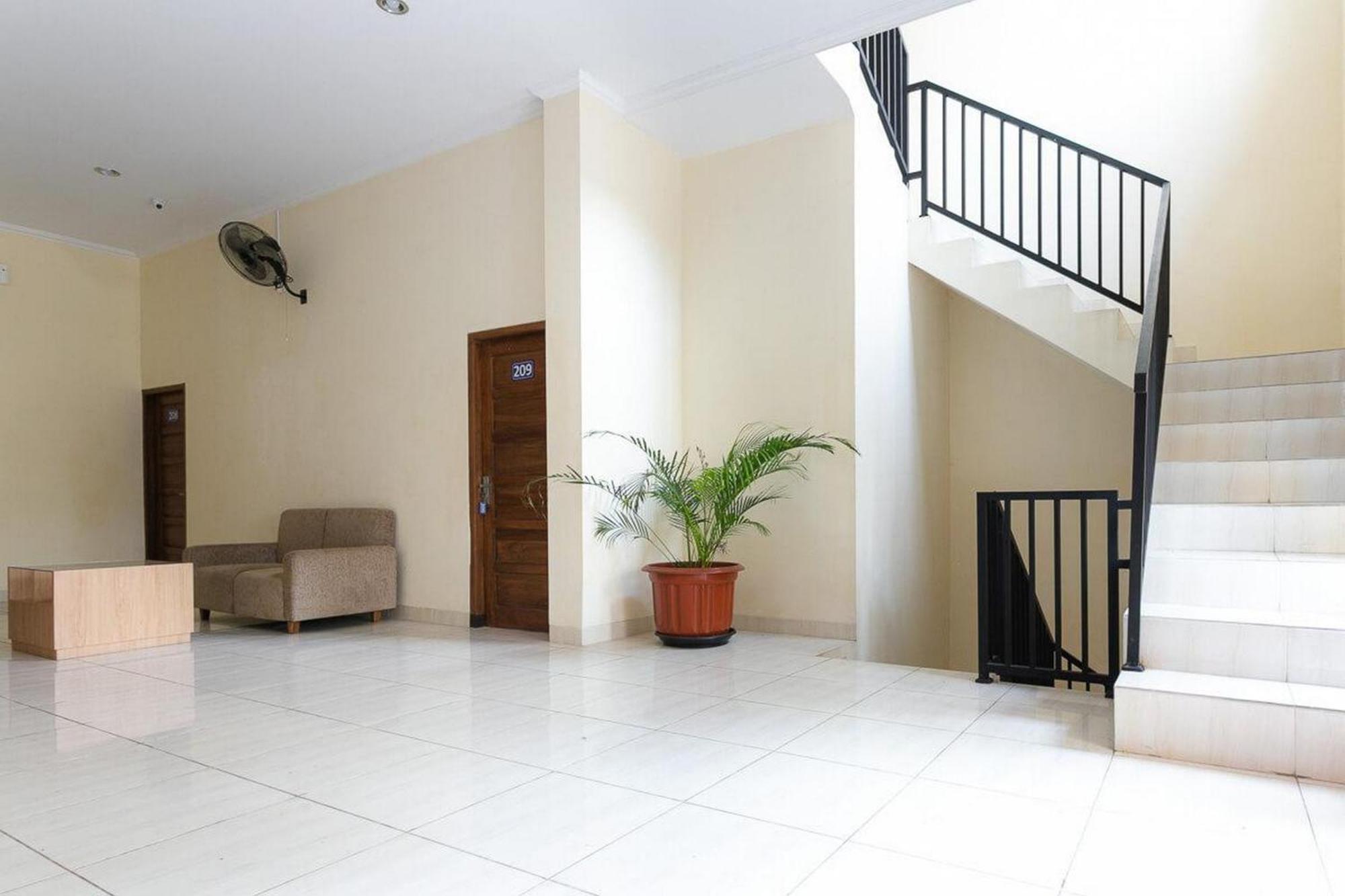 RedDoorz Syariah near Purwosari Train Station Hotel Surakarta  Bagian luar foto